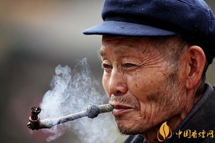旱煙和煙卷哪個危害大，旱煙袋很有講究