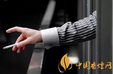 外媒稱吸煙是導(dǎo)致癡呆癥的一個(gè)因素